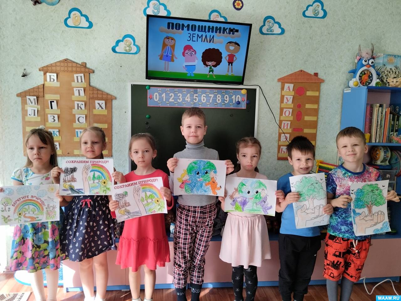 Онлайн проекта помощники земли Мир в форме сердца с излишек руками человека женщин Стоковое Изображение изобр