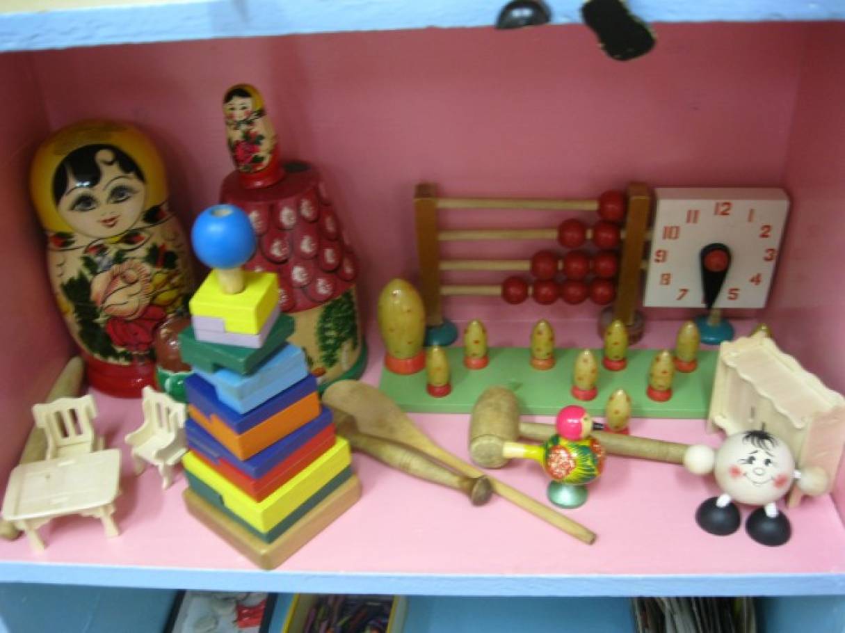 Музей в младшей группе детского сада. Музей деревянной игрушки. Мини музей деревянной игрушки. Мини-музей в детском. Мини музей деревянной игрушки в детском саду.