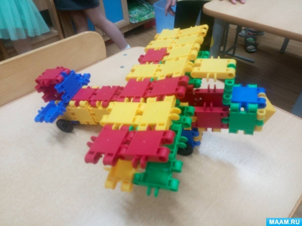 Постройки из большого конструктора в детском саду