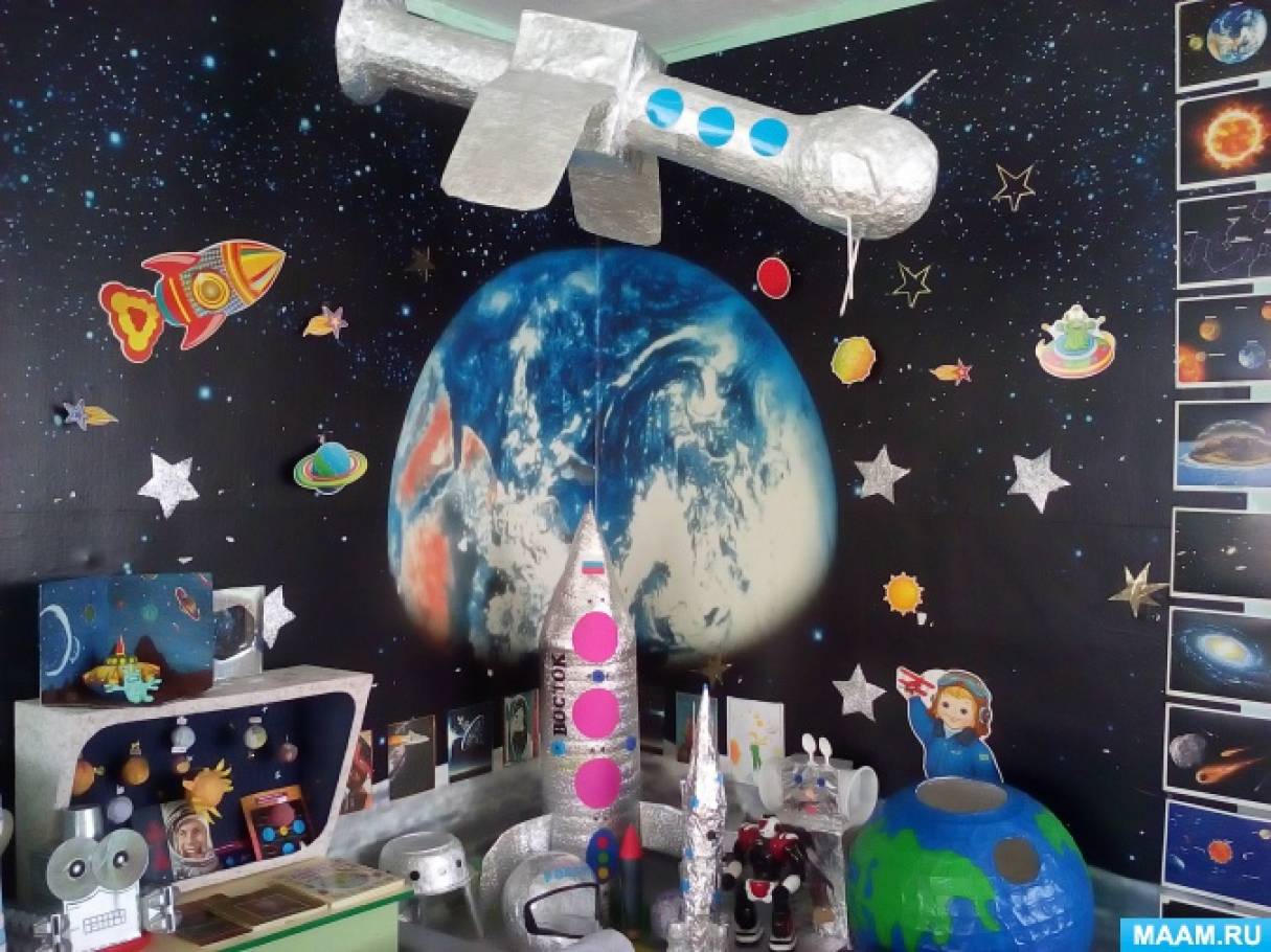 Оформление к дню космонавтики в детском саду. Уголок космоса в детском саду. Космос украшение для группы детского сада. Космический уголок в детском саду. Фотозона космос в детском саду.