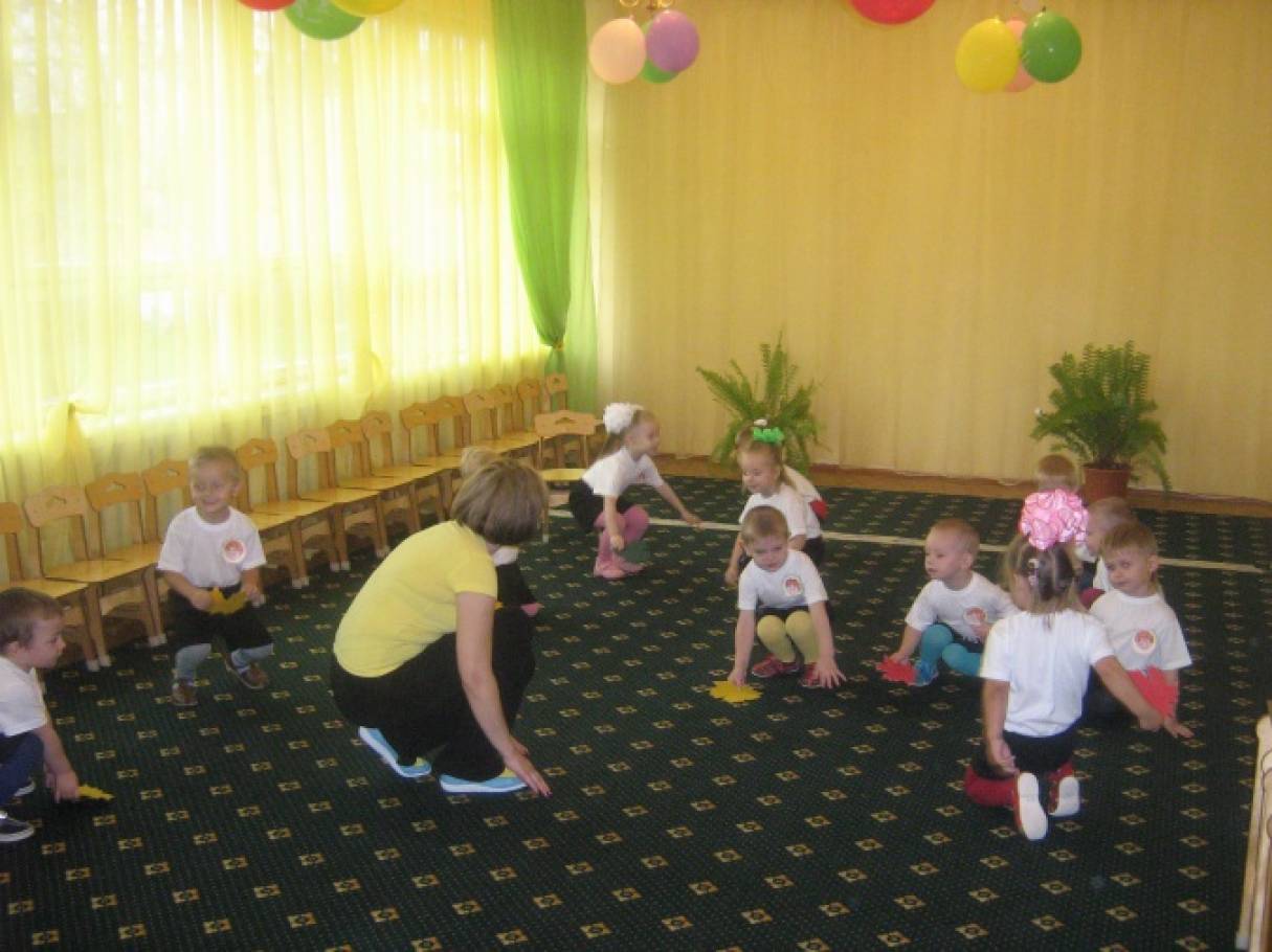 Танец для ясельной группы. Физкультурное занятие в младшей группе. Физкультура в детском саду младшая группа. Занятие физкультуры в младшей группе. Физкультура в садике в младшей группе.