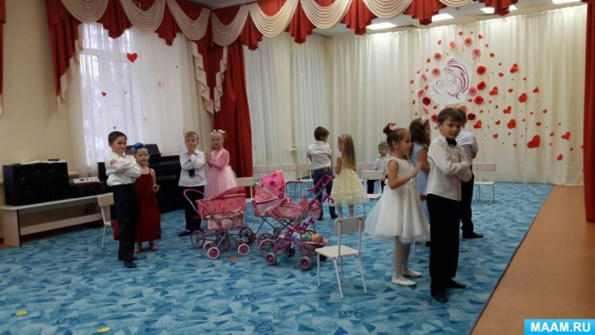 День мам в садике. Мамин праздник в детском саду. Праздник мам в детском саду. Украшение зала к празднику мам детский сад. Праздник мам в садике.