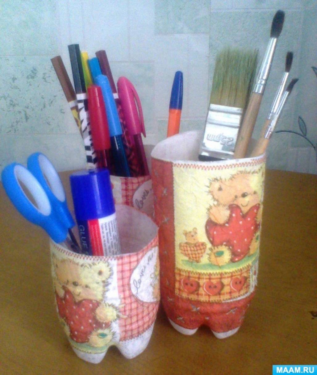 Подставка под карандаши из пластика. Подставка для карандашей из пластиковой бутылки. Подставка для карандашей из пластиковой бутылки. Карандашница из пластиковой бутылки. Подставка для карандашей и ручек из пластиковой бутылки.