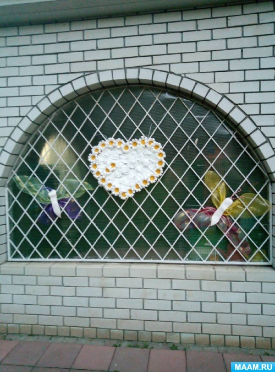 Мастер-класс по изготовлению сердец из ромашек с использованием пластиковых стаканов и салфеток ко Дню семьи