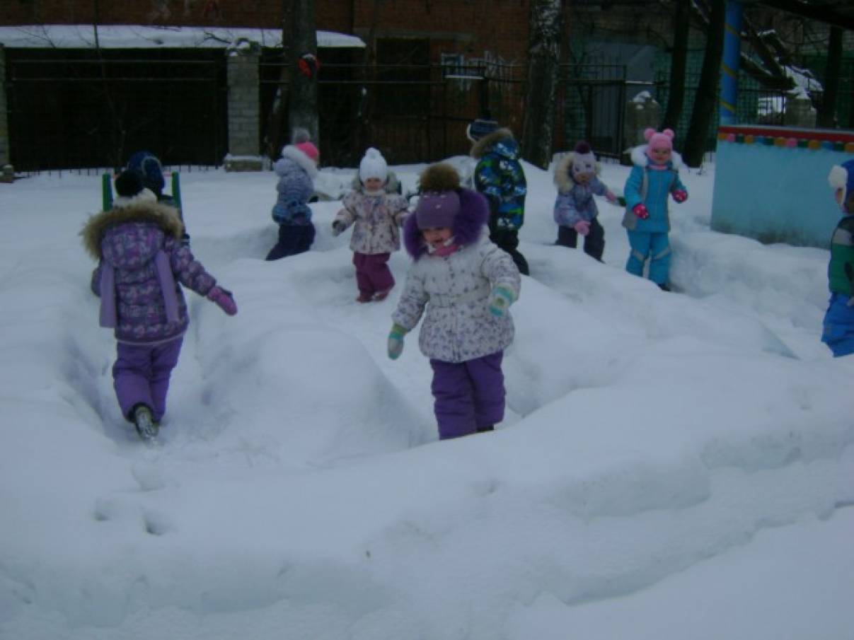 Детский сад снежок. Снежный Лабиринт в детском саду. Лабиринт из снега в детском саду. Снежный Лабиринт в детском саду из снега. Лабиринт из снега в детском саду на участке.