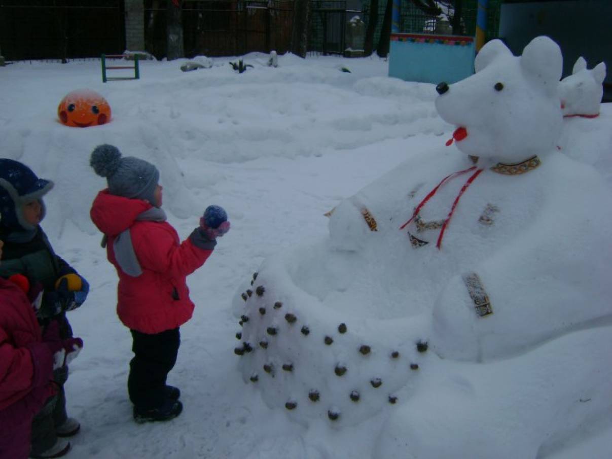 Снежки в сад. Зимние постройки на участке. Зимние постройки в детском саду. Постройки из снега в детском саду. Зимние фигуры на участке детского сада.