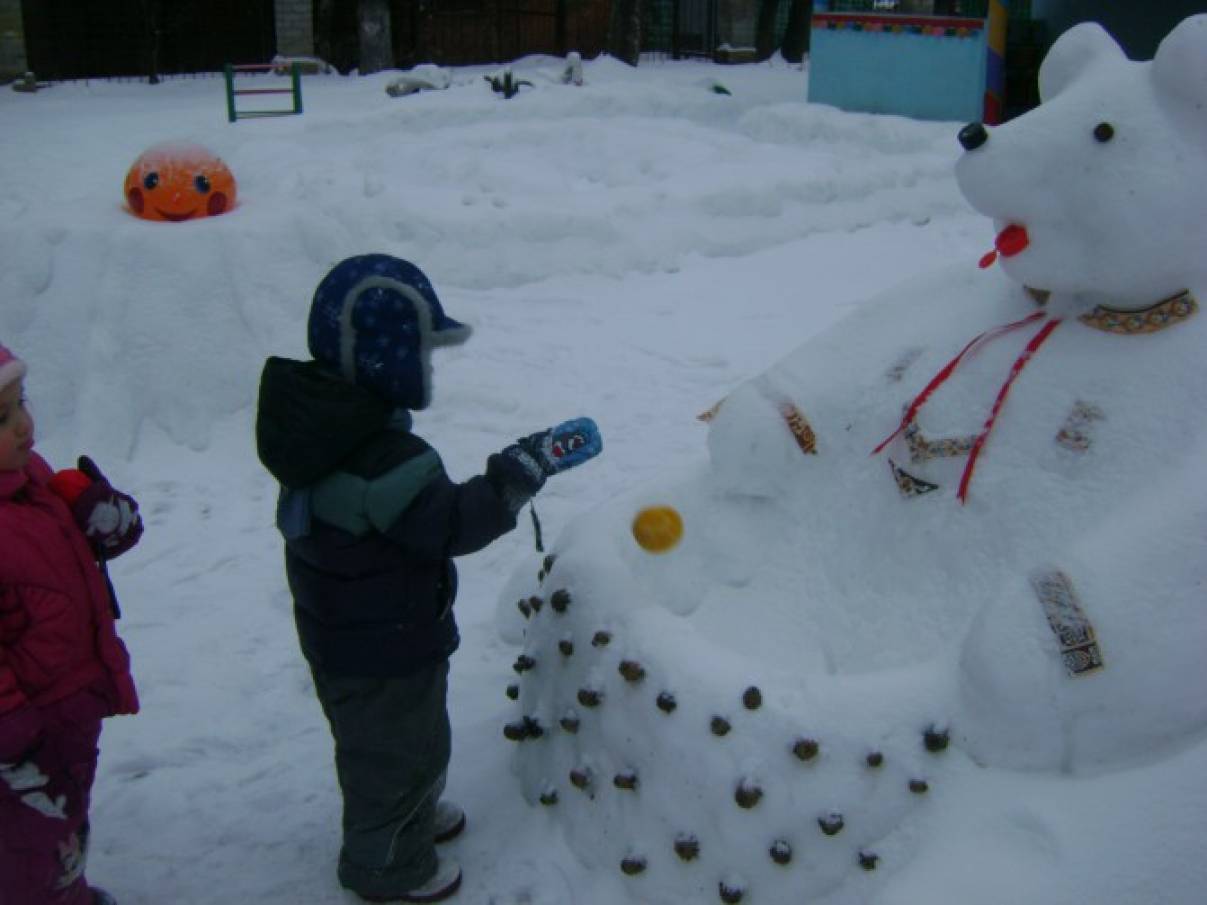 Снежки в сад. Снежные фигуры в садике. Снежные постройки в детском саду. Снежные постройки в детском саду на участке. Фигуры из снега в садике.