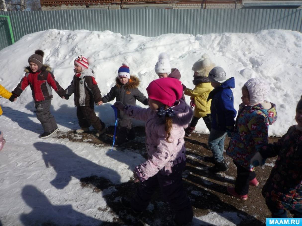Игры на прогулке 2 младшая группа. Зимние игры в детском саду на улице. Дети старшей группы на прогулке зимой в саду. Игры зимой на улице для детей в детском саду. Зимняя прогулка в детском саду младшая группа.