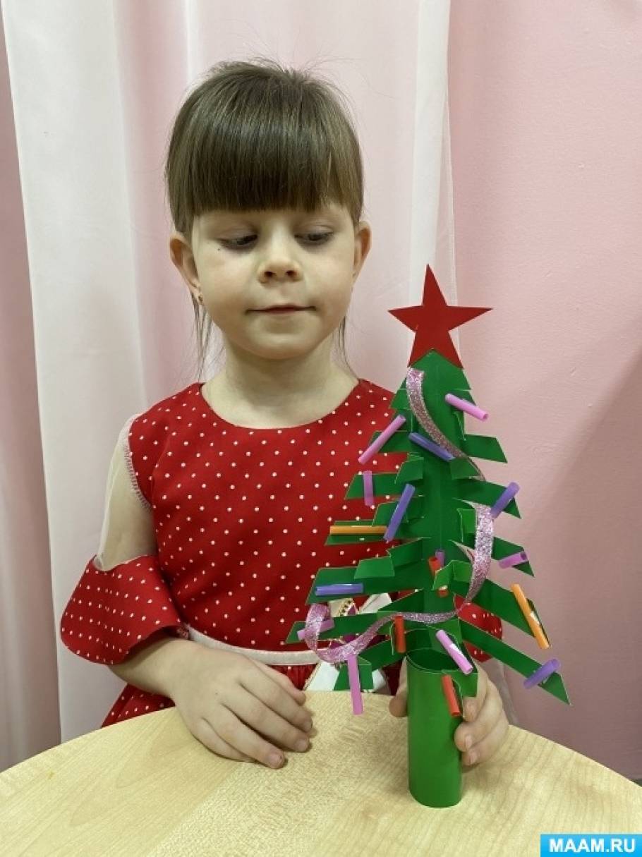 Смотреть фотографию №17 Фото №17 По шаблону Ксюша обвела звезду вырезала её и приклеила на макушку ели