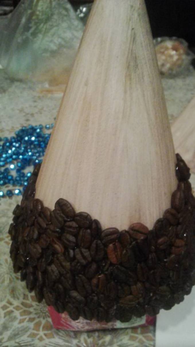 Необычная елка из бумаги, шпагата и кофейных зерен