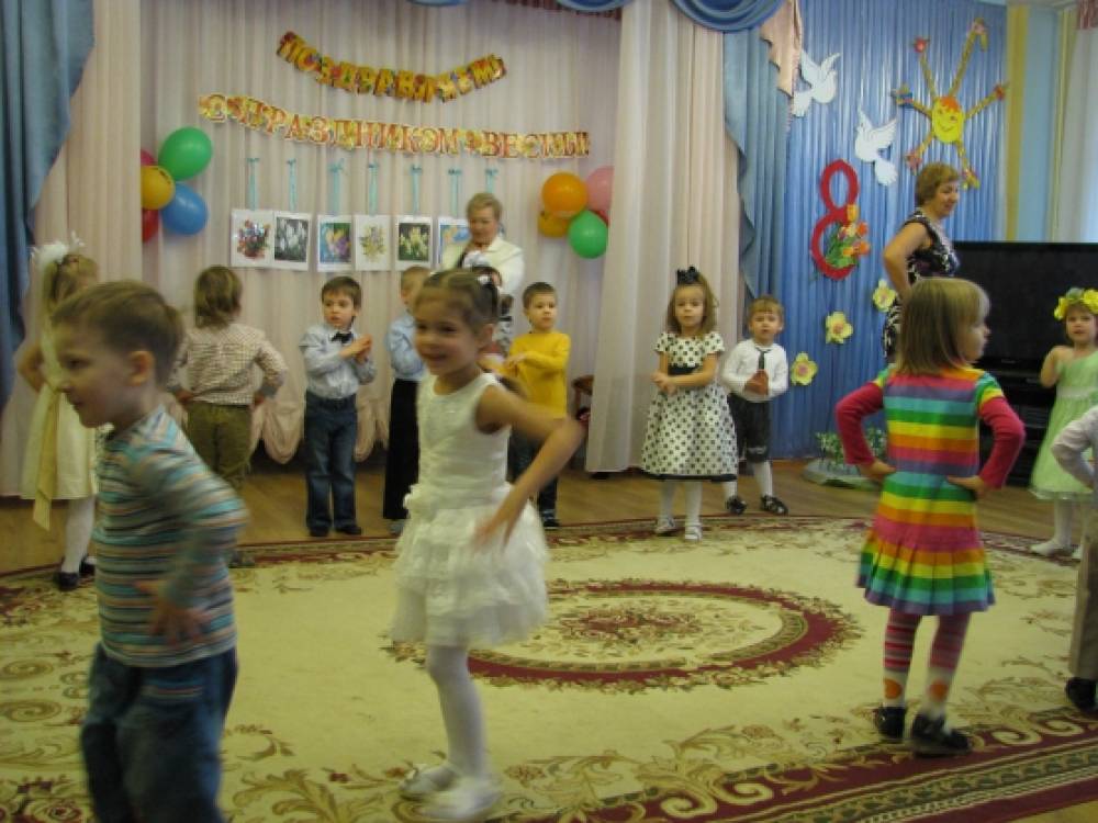 Весенний праздник 8 Марта для детей 2-ой младшей группы «Винни-Пух и Пятачок в гостях у детей» Фото Весенний праздник 8 Марта для детей 2-ой младшей группы «Винни-Пух и Пятачок в гостях у детей»