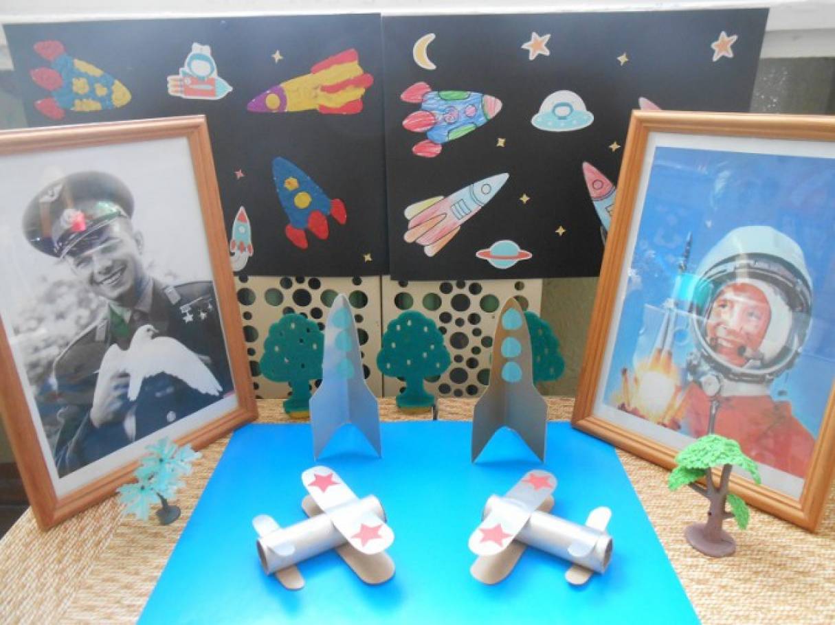 Сценарий развлечения день космонавтики в старшей группе. Выставка космос в детском саду. Поделка ко Дню космонавтики. День космонавтики в детском саду. Уголок ко Дню космонавтики в детский сад.