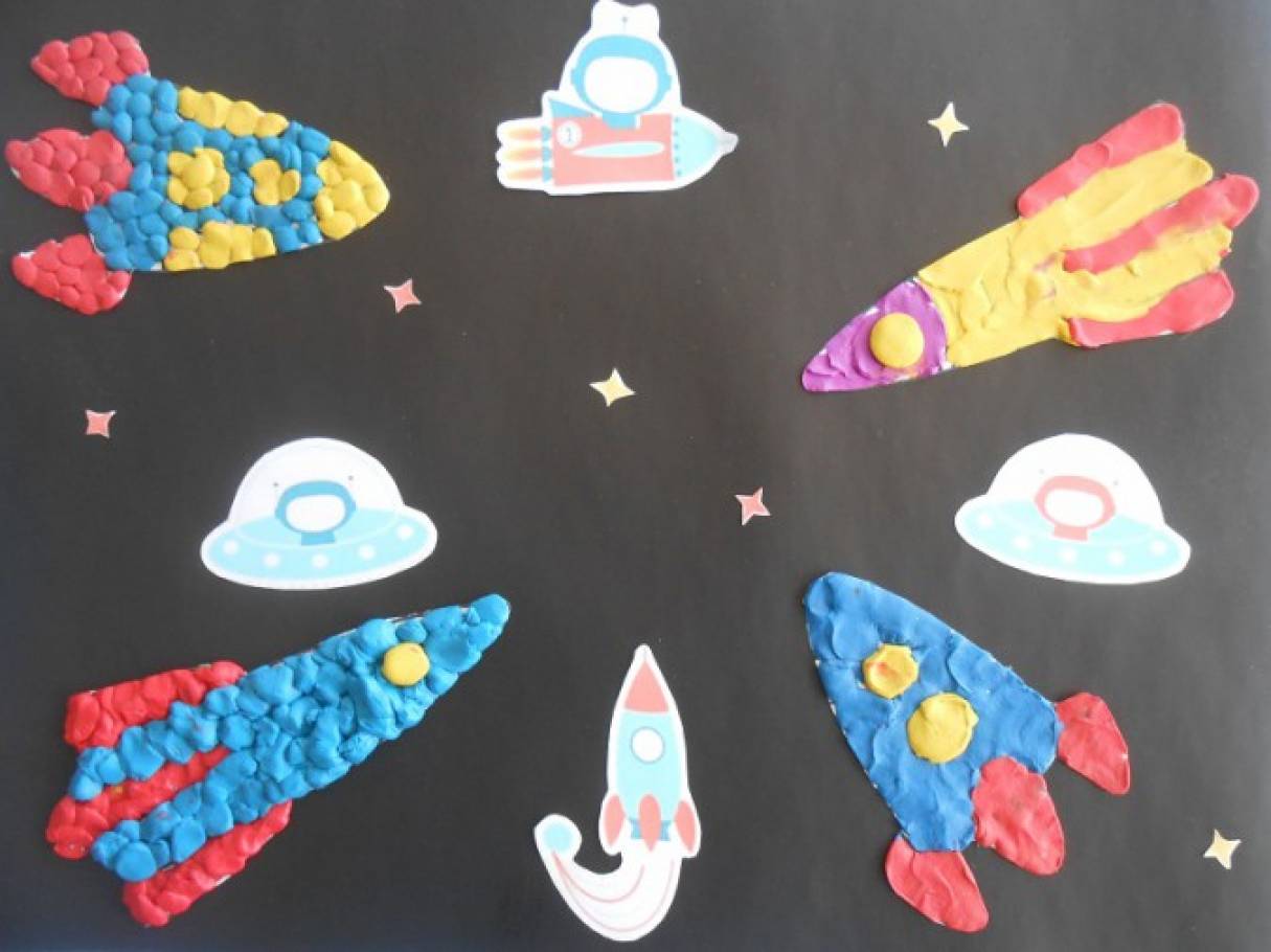 Фотоотчет день космонавтики. Поделка ко Дню космонавтики. Поделка ко Дню космонавтики в детский сад. День космонавтики аппликации для детей.
