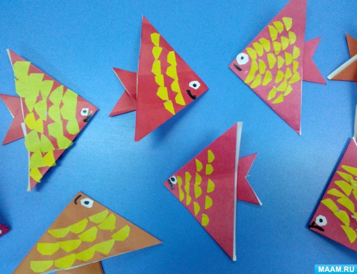 Оригами рыбка в старшей группе. Конструирование на тему морские обитатели. Конструирование рыбка. Рыбка из бумаги старшая группа. Аппликация на тему рыбы.