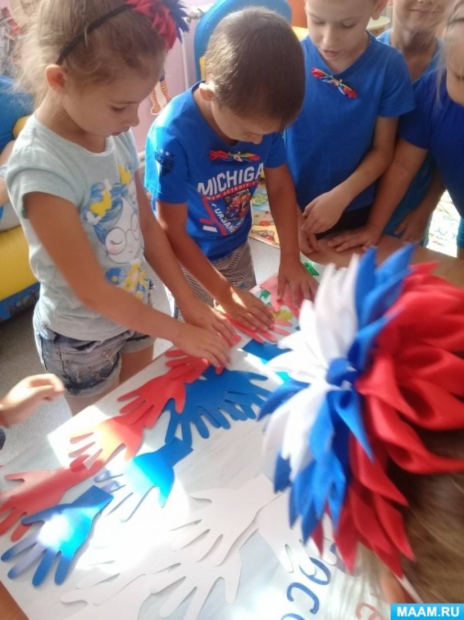 День флага сценарии. Тематический день российского флага в средней группе. Развлечение день флага в детском саду. Фотоотчёт день флага в детском саду. Развлечение на день российского флага в детском.