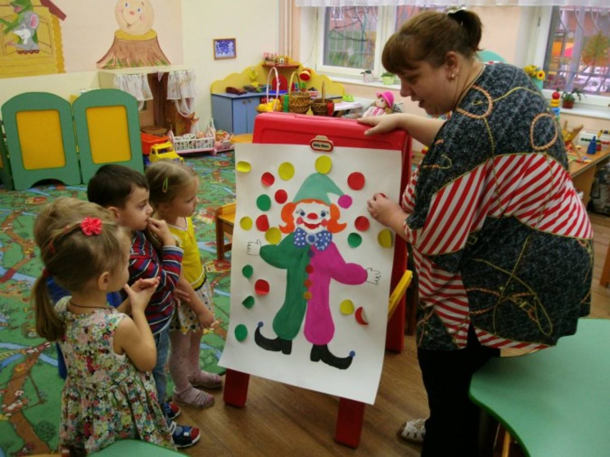 Развлечение в детском саду средняя группа. Изо в младшей группе детского сада. Творчество в младшей группе. Тематические занятия в детском саду. Игрушки для ясельной группы.