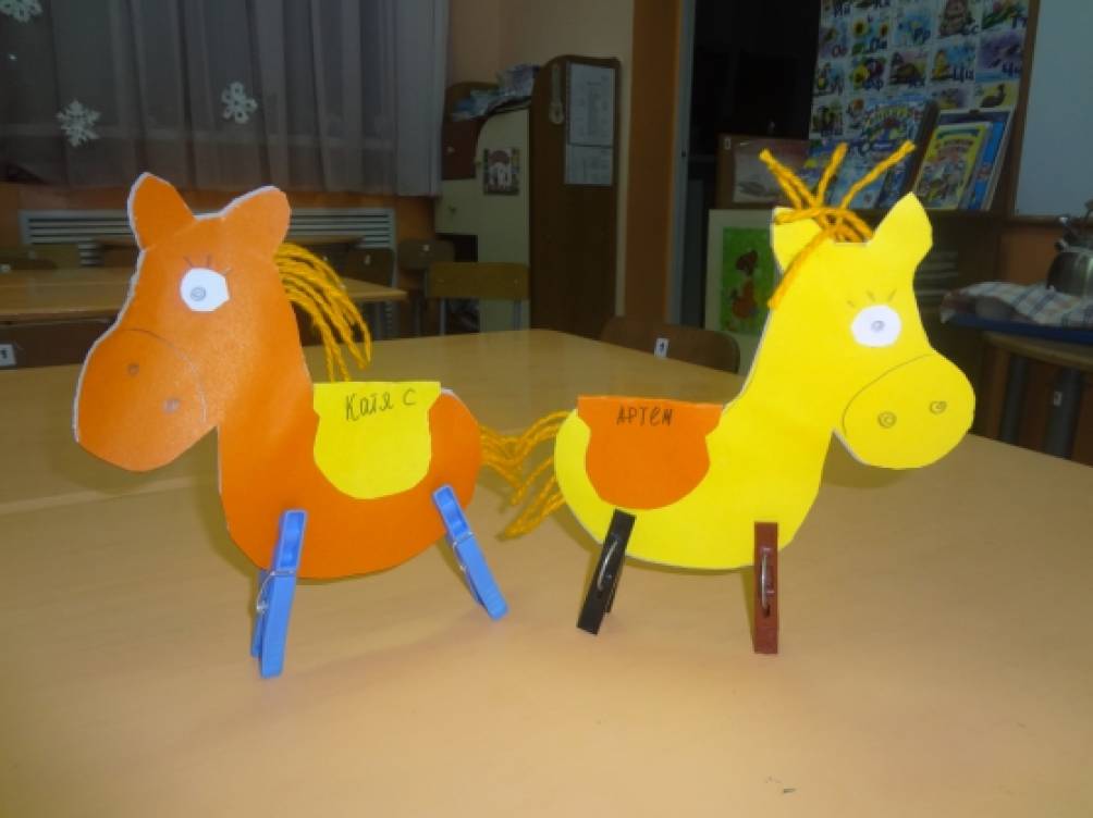 Конструирование лошадка. Поделка конь. Поделка лошадь для детского сада. Конструирование из бумаги конь. Поделка лошадка.