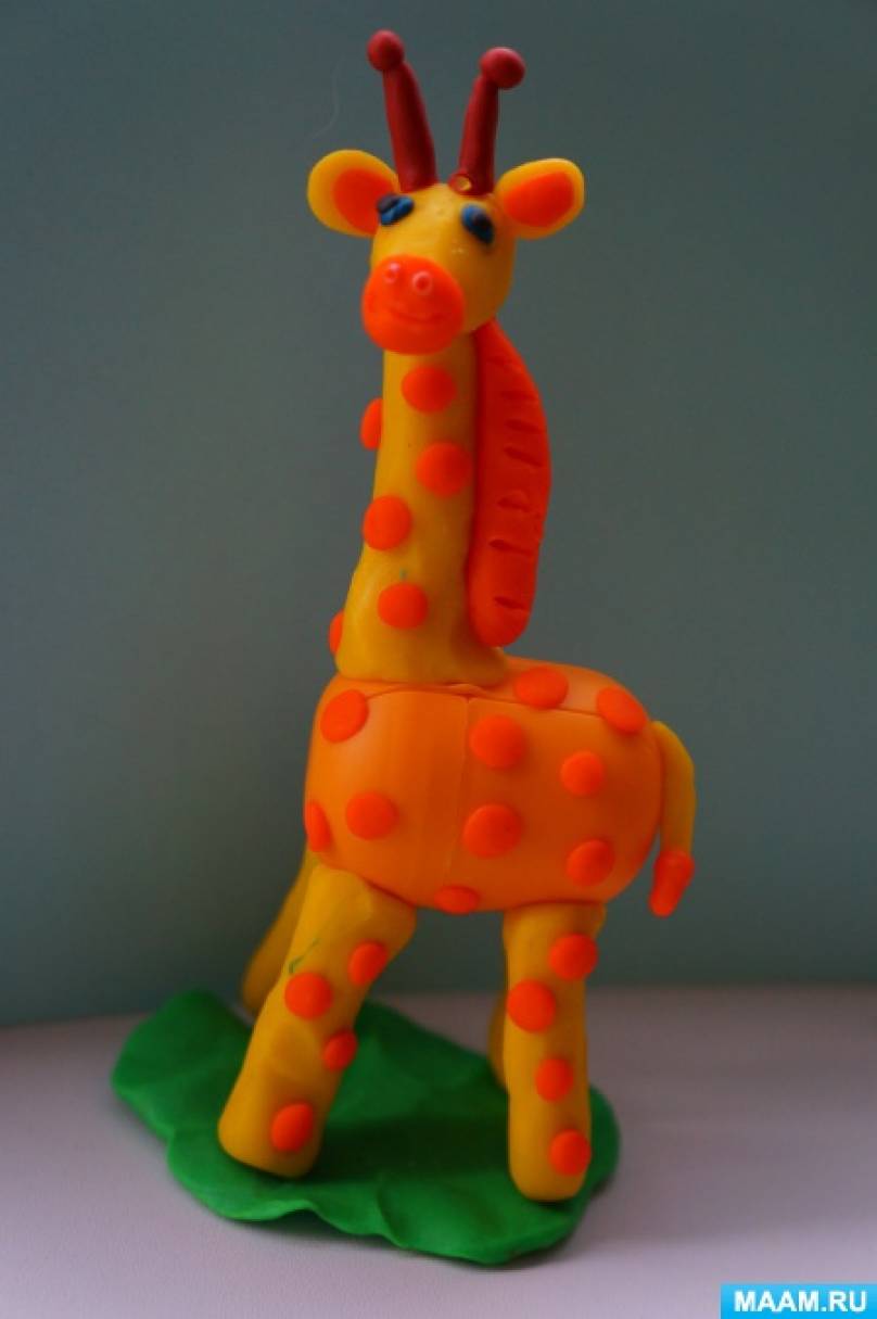 Пластилин из киндеров. Лепка Жираф. Жирафик из пластилина. Пластилиновые животные. Жираф из киндера и пластилина.