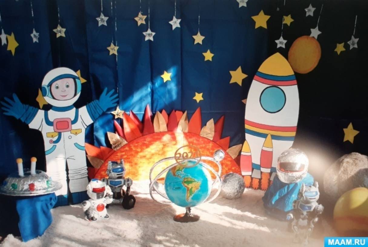Оформление на день космонавтики в детском саду. Фотозона космос в детском саду. Фото зона ко Дню космонавтики в детском саду. Фотозона космос для детей в детском саду. Фотозоны на день космонавтики в детском саду.