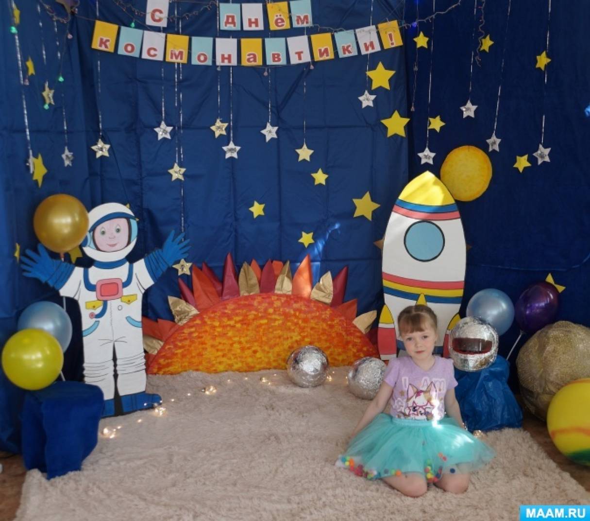 Оформление к дню космонавтики в детском саду. Фотозона космос в детском саду. Фото зона ко Дню космонавтики в детском саду. Фотозона на день космонавтики в детском саду. Оформление фотозоны космос в детском саду.
