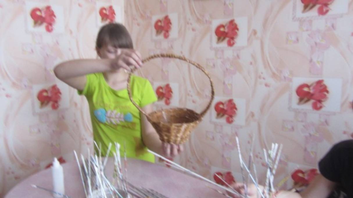 Смотреть фотографию №10 Фото №10 Далее на край полоски под углом накладывается спица