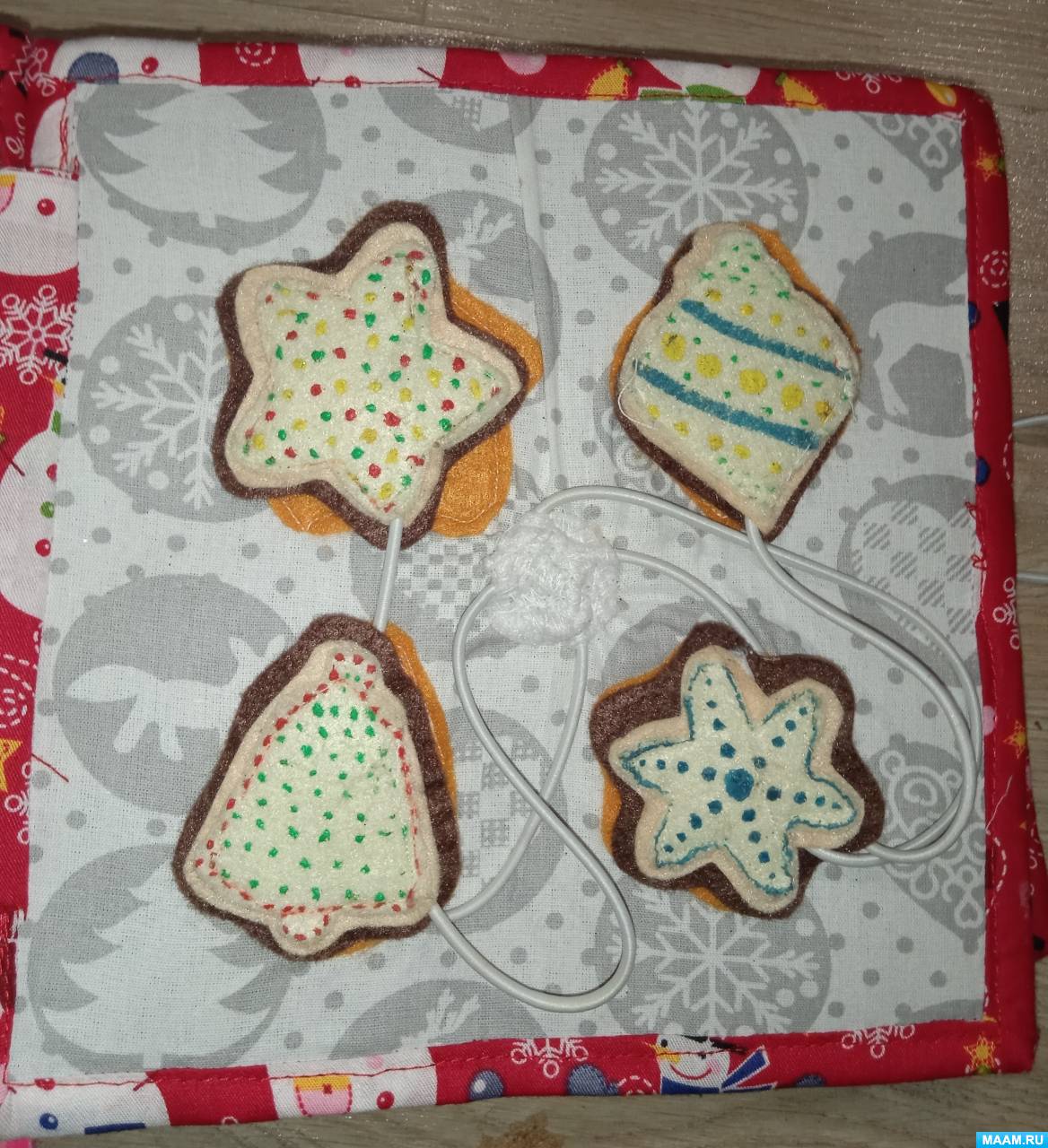 воспитатель играет с детьми. дети в саду. игра воспитателя с детьми. педагог и дети. воспитатель и дети в детском саду.