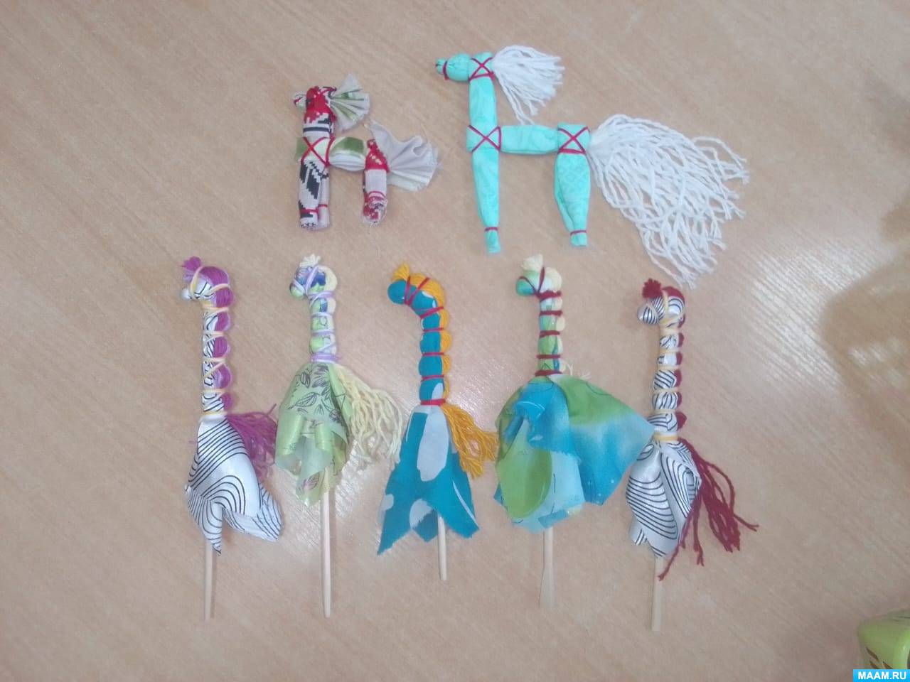 ручной труд подарок для мамы старшая группа. подарки лета в средней группе. аппликация здравствуй лето. подарок маме старшая группа. цветы подготовительная группа.