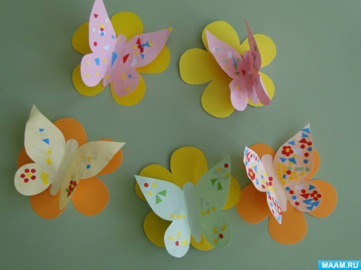 Занятие бабочки средняя группа. Аппликация бабочка в старшей группе. Аппликация бабочка на цветке. Аппликация бабочка в средней группе. Аппликация бабочки на цветах.