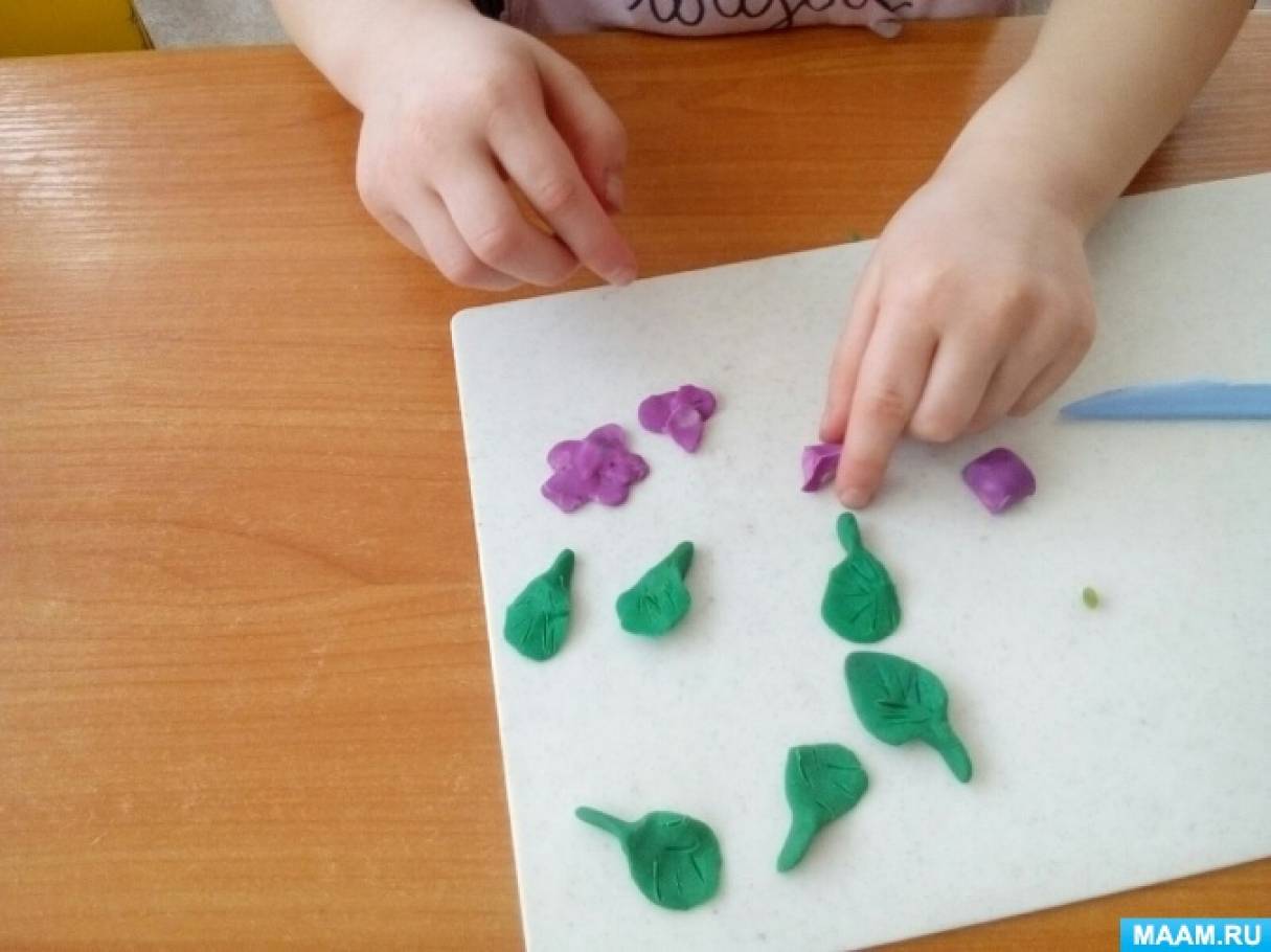Лепка в детском саду колдина 3 4. Пластилинография фиалка старшая группа. Лепка комнатные цветы в средней группе. Лепка фиалка в подготовительной группе. Лепка фиалка в средней группе