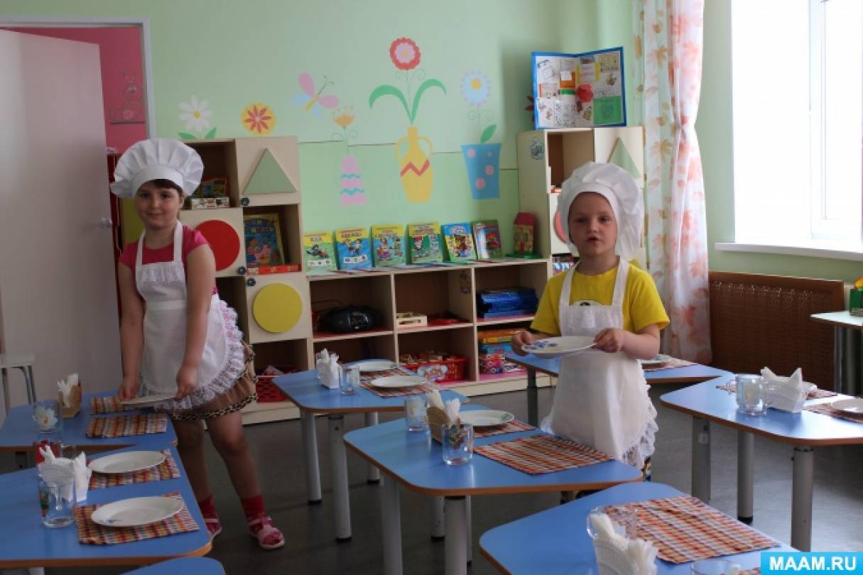 Труд в уголке младшая группа. Дежурство в столовой в детском саду. Дежурство детей по столовой в ДОУ. Дежурство в детском саду старшая группа по столовой. Дежурим по столовой в детском саду.