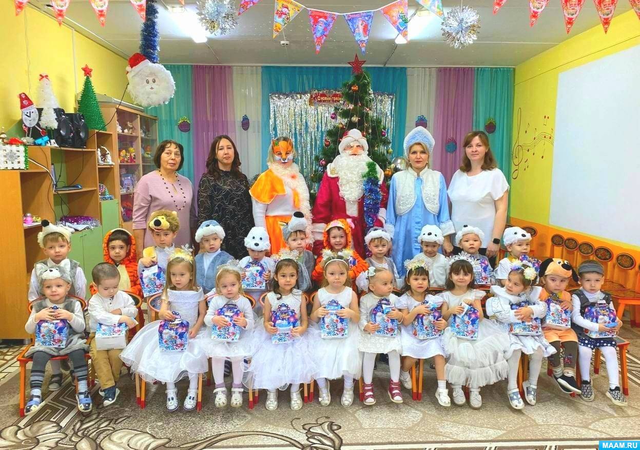 Младшая группа в детском новогодний утренник. Младшая группа в детском новогодний утренник