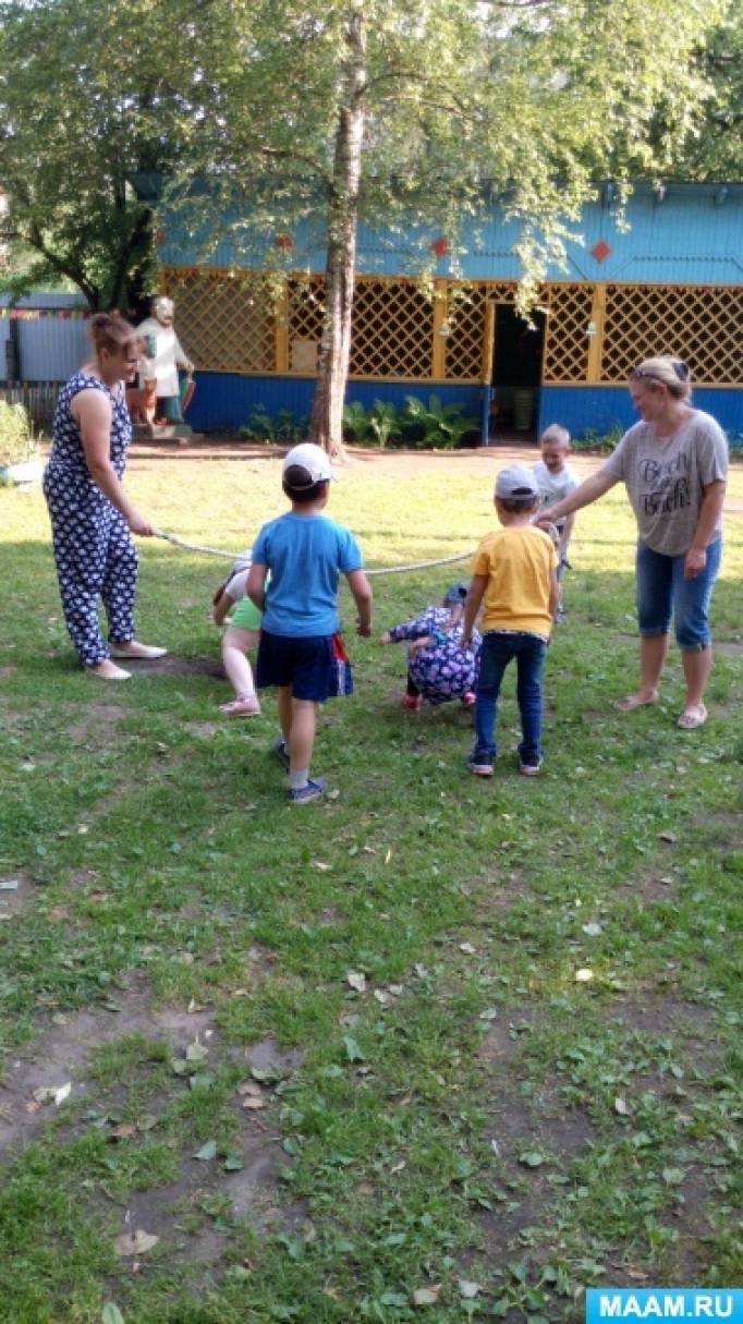 Практикум для родителей «Игры с детьми на прогулке летом?» Фото Практикум для родителей «Игры с детьми на прогулке летом?»