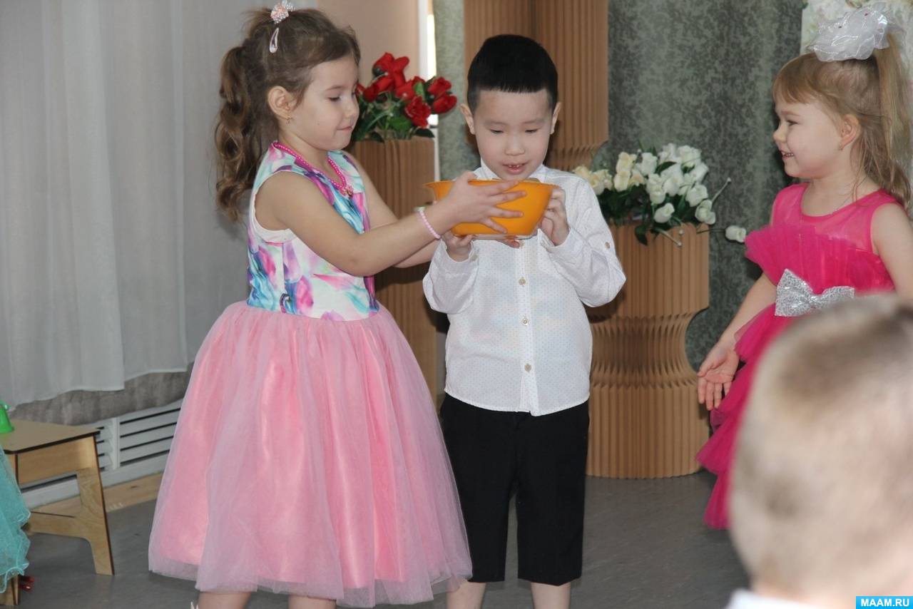 Сценарий праздника к 8 Марта для детей средней группы «Сундучок желаний ...