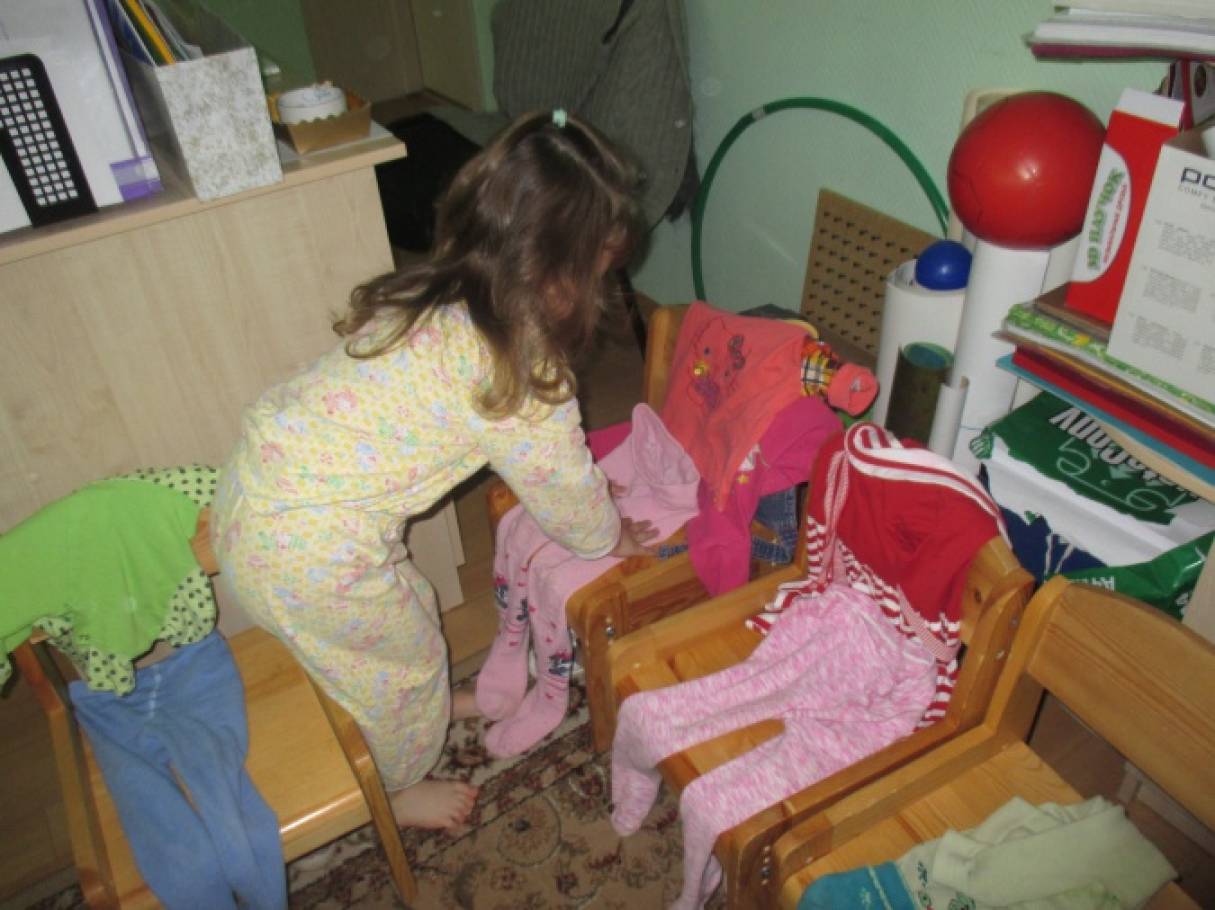 Перед сном 2 младшая. Вещи на стульчике в детском саду. Дети одеваются в детском саду. Подготовка ко сну в детском саду. Дети готовятся ко сну в детском саду.
