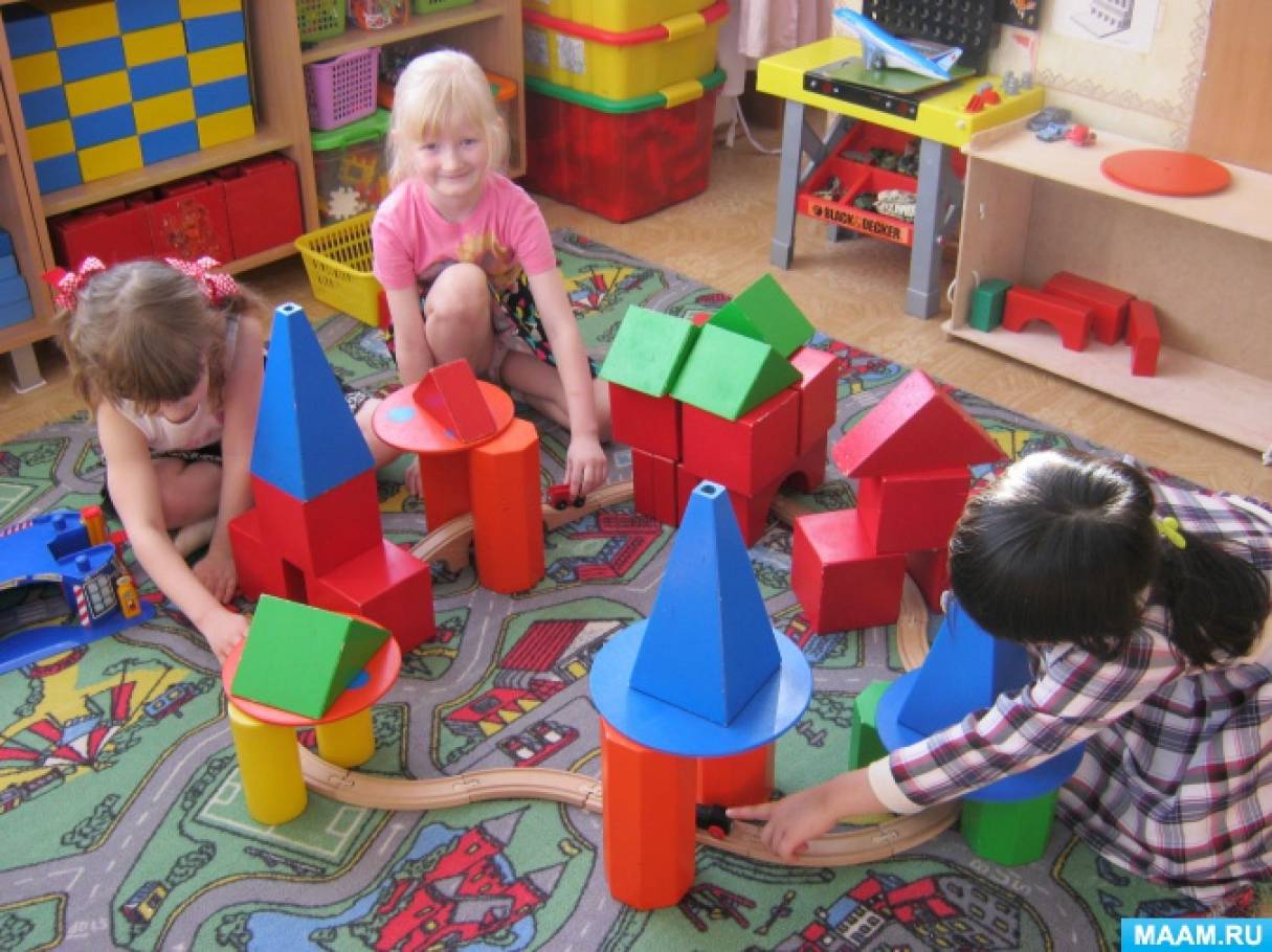 Сюжетно строительные игры. Конструирование в детском саду. Конструируем в детском саду. Конструирование в детском саду средняя группа. Дети конструирование в ДОУ.