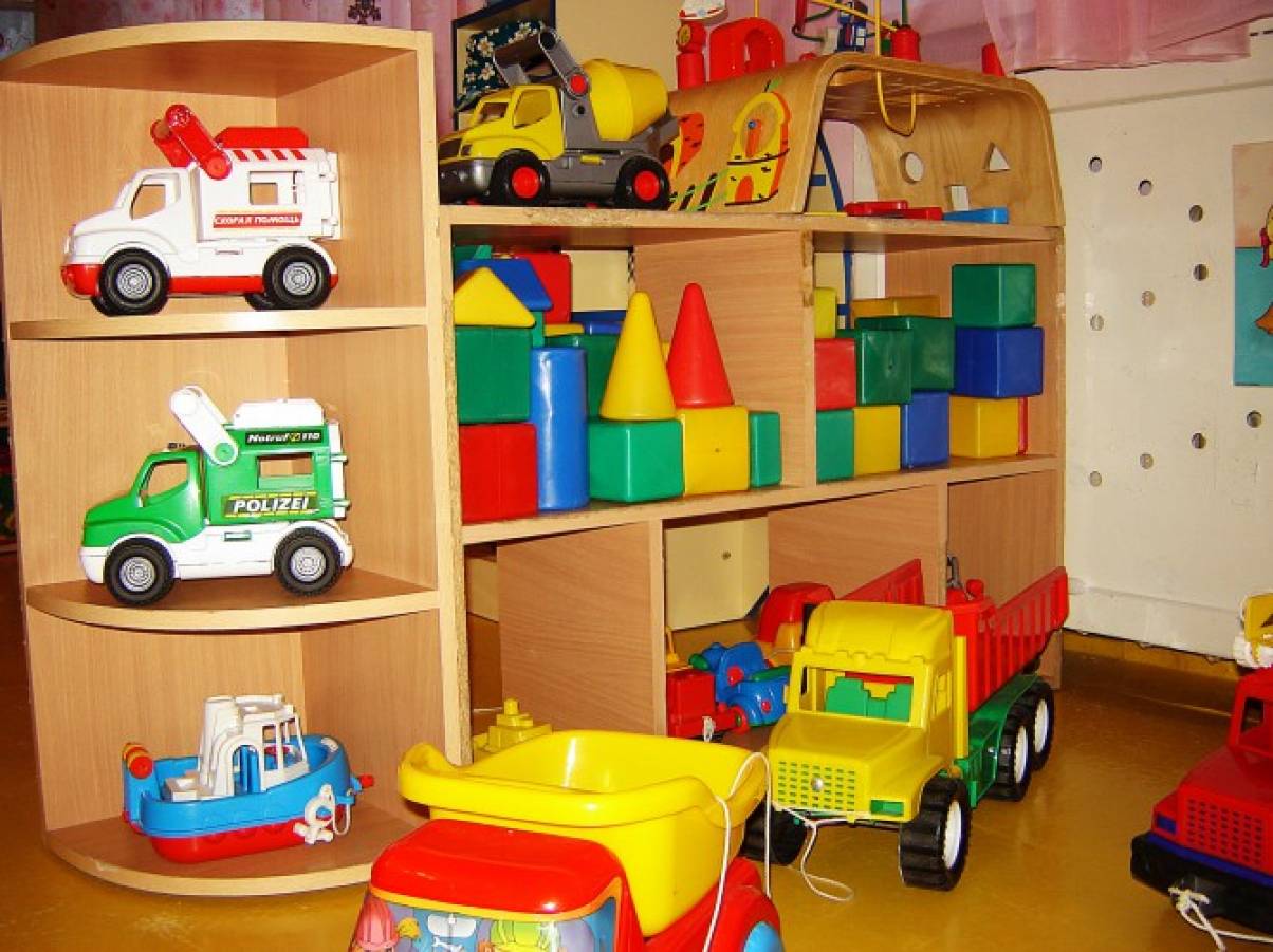 Детский садик игрушка. Игрушки в ДОУ. Машинки в детском саду. Уголок для игрушек. Уголок игрушек в детском саду.