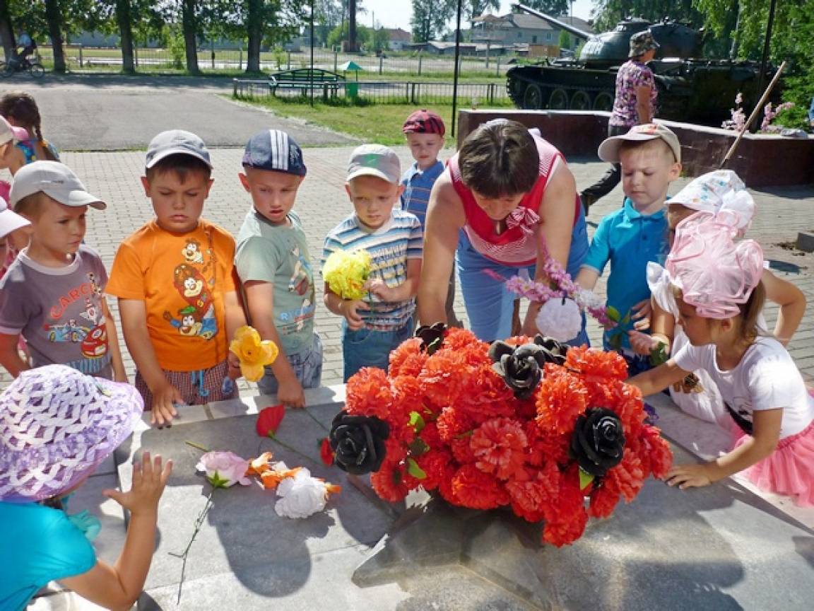 22 Iyunya Den Pamyati I Skorbi Fotootchyot O Meropriyatiyah Priurochennyh K Etomu Dnyu Vospitatelyam Detskih Sadov Shkolnym Uchitelyam I Pedagogam Maam Ru