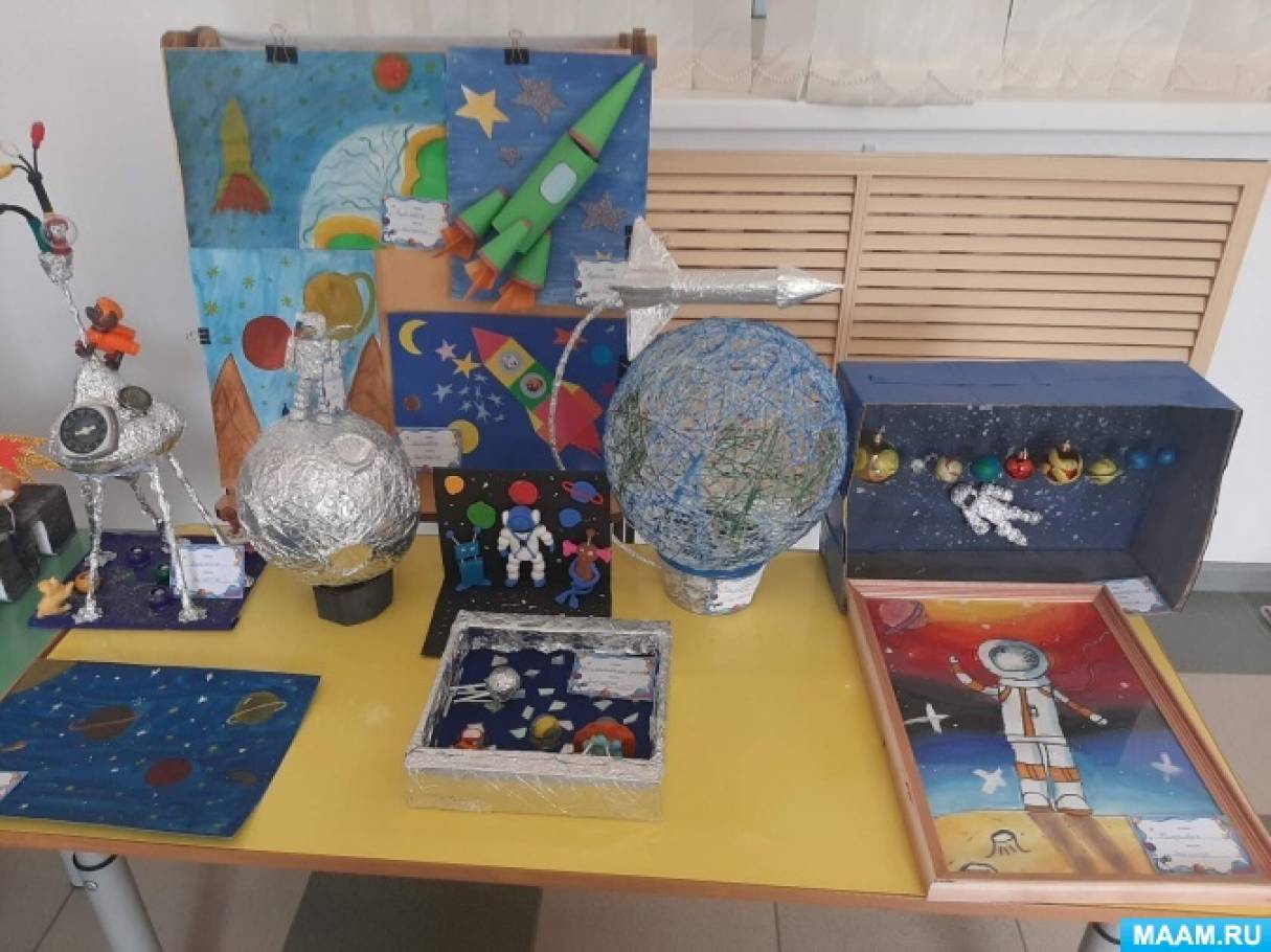 Выставка поделок ко дню космонавтики. Выставка поделок к Дню космонавти. Поделка ко Дню космонавтики в детский сад. Выставка поделок космос.
