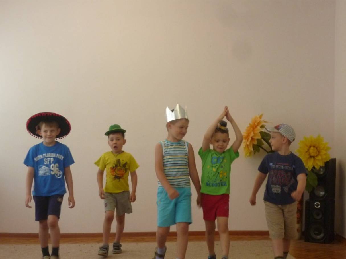 Шляпы сценарий. День шляп в детском саду. Шляпная вечеринка в садике. День шляпы в детском саду младшая группа. Шляпная вечеринка в детском саду мальчик.