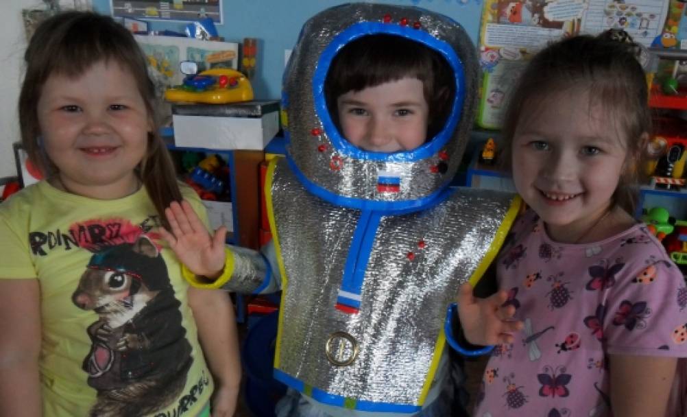 Сделать костюм космонавта своими руками для ребенка. Детский костюм космонавт. Космические костюм для ребенка в детский сад. Костюм Космонавта в детский сад. Костюм Космонавта для мальчика в садик.