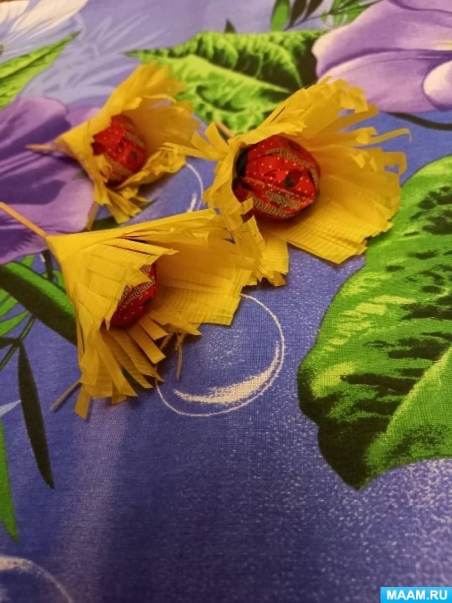 Букет цветов из конфет, крокусы из гофрированной бумаги по шагам