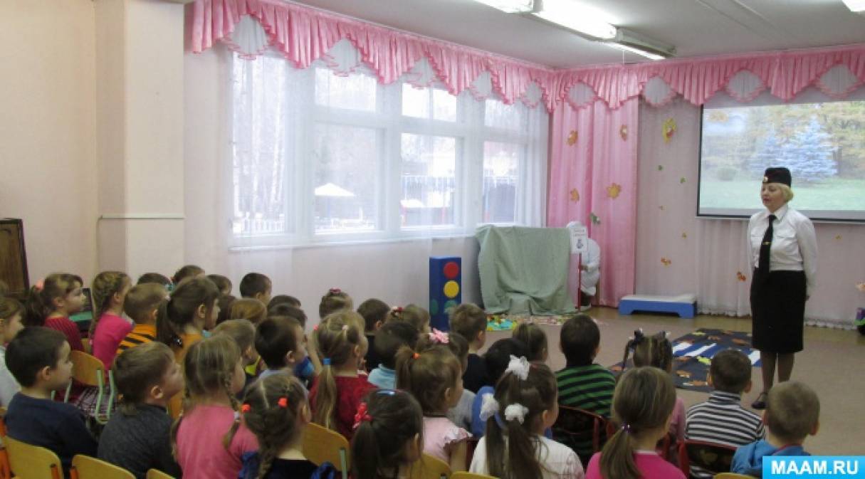 Смотреть фотографию №13 Фото №13 В зал входит инспектор ГИБДД говорит вступительные слова и приглашает всех на праздник на лесную полянку к зверятам