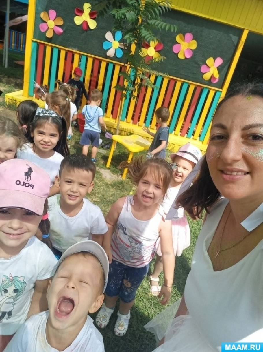 Смотреть фотографию №1 Фото №1 Детки в белых футболках у девочек юбочка фатиновые разноцветные