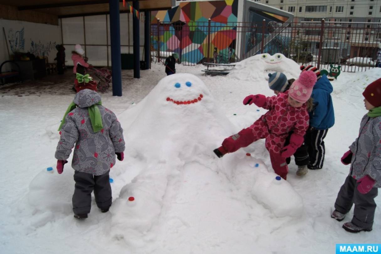 Зимний участок в детском саду. Лучший участок зимой. Поделки на участок на белый фестиваль зимой. Фото зимнего участка пустого. Смотр зимних участков.