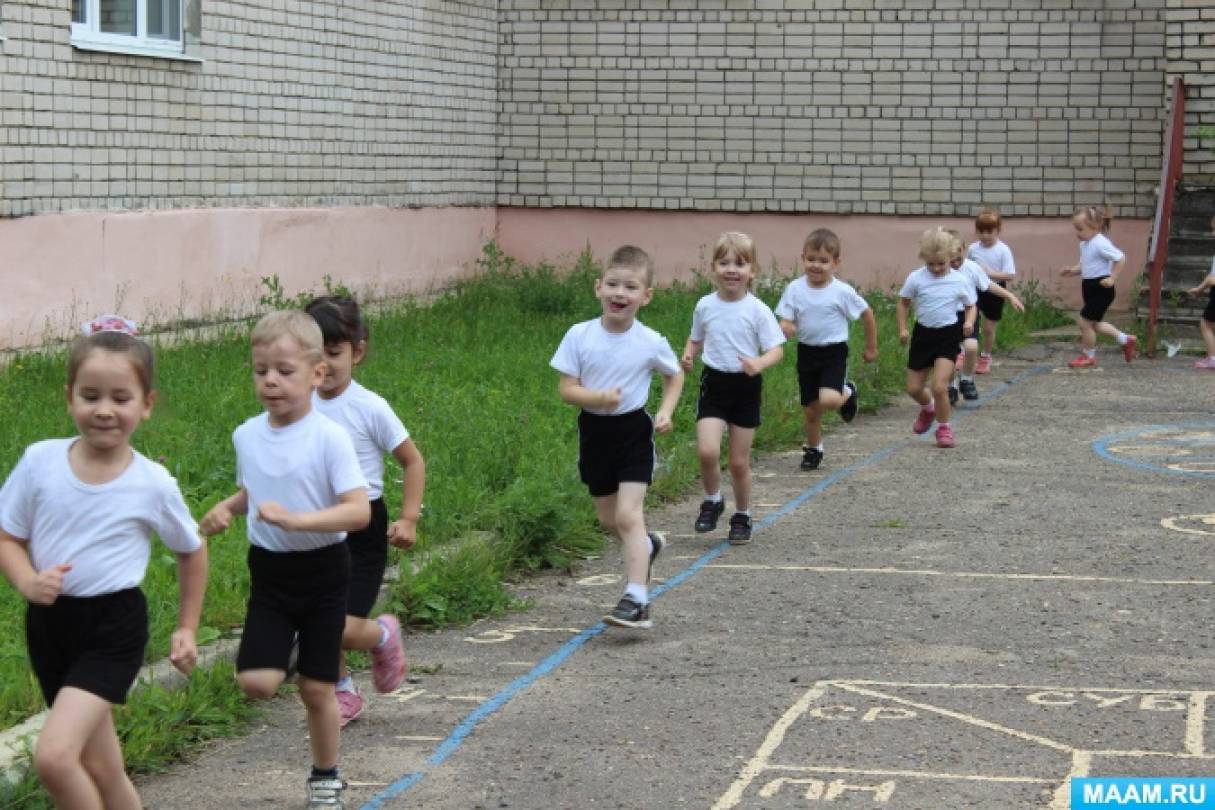 Ходьба врассыпную. Детский сад бег. Физкультурные занятия в детском саду. Бег в ДОУ. Физкультура на улице в детском саду.