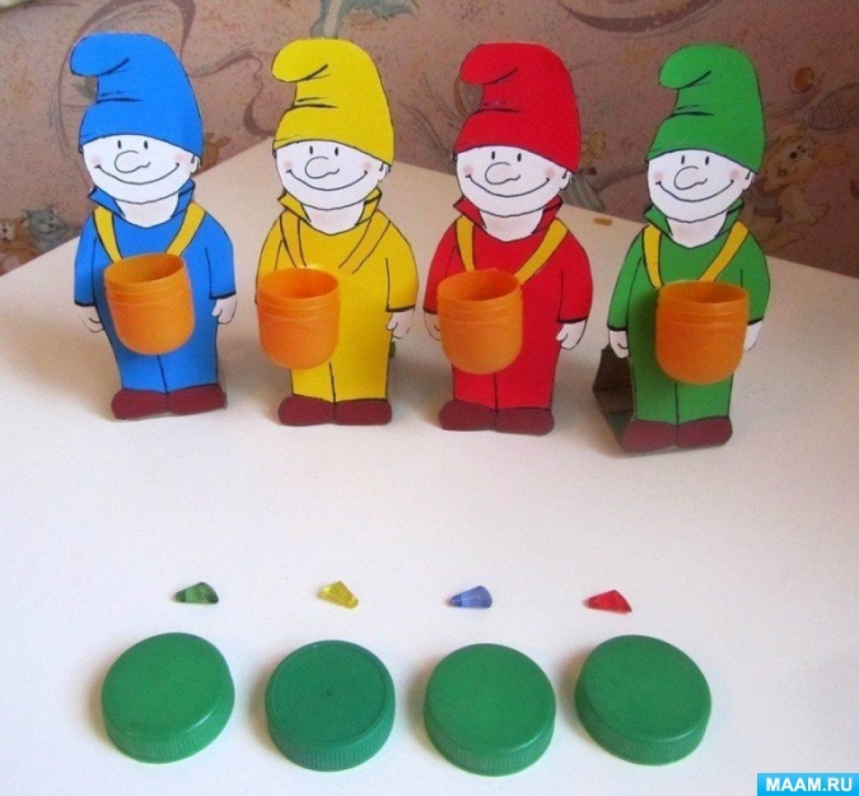 на фабрике гномов делают много полезных вещей. гномик из втулки. веселые гномики настольная игра. мастерская санты эльфы. на фабрике гномов делают много полезных вещей.