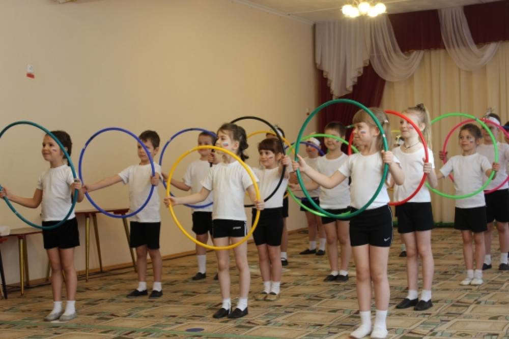 Музыка гимнастика подготовительная группа. Гимнастика в детском саду. Упражнения с обручами в детском саду. Упражнения с обручем для детей. Обручи в ДОУ.