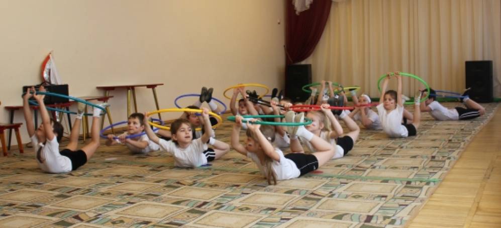 Музыка гимнастика подготовительная группа. Физкультура в детском подготовительная группа. Утренняя гимнастика в детском саду с обручами. Зарядка с обручем в детском саду. Зарядка для детей подготовительной группы.