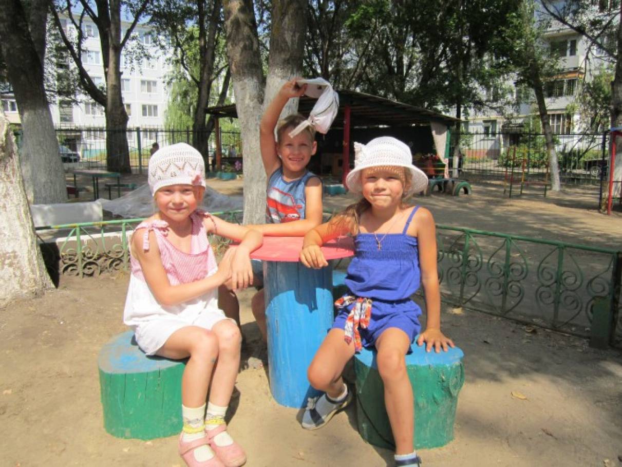 «Эх, пеньки, пенечки!» Участок детского сада летом