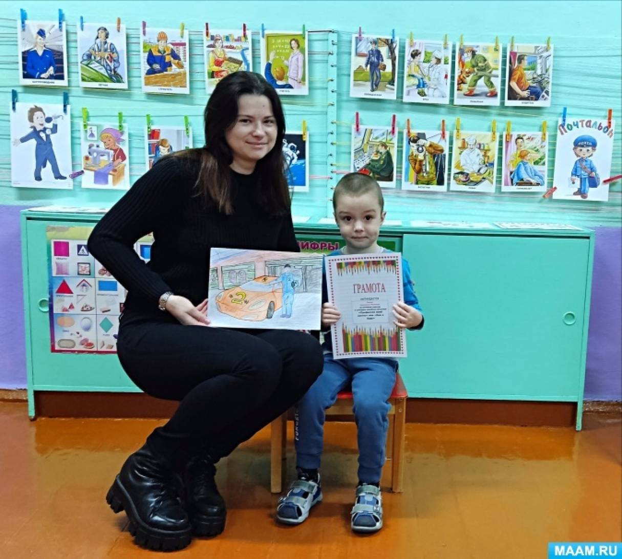 выставка семейных работ. музей семьи степановых в тимашевске. выставка семейных работ. выставка работ. выставка детских рисунков.